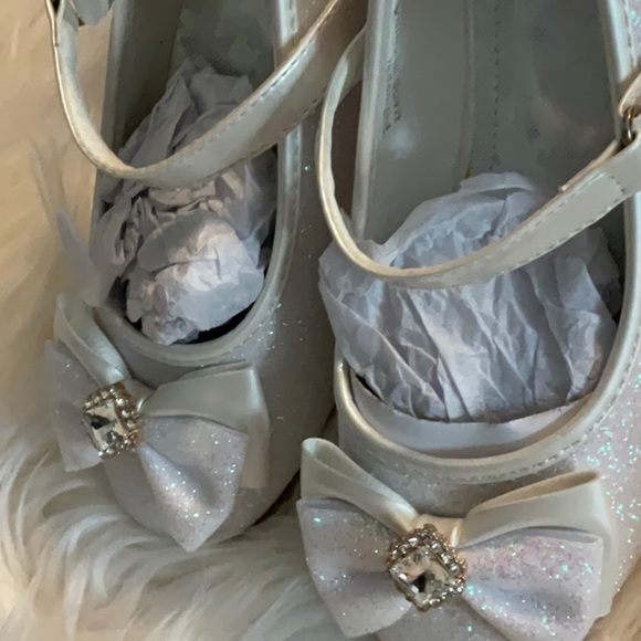 White Glitter Lace Flats with Bow And Pearl Detail - Picture 3 of 8